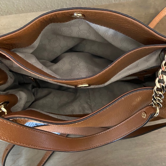 Michael Kors Shoulder Tote & Wallet - Picture 3 of 13